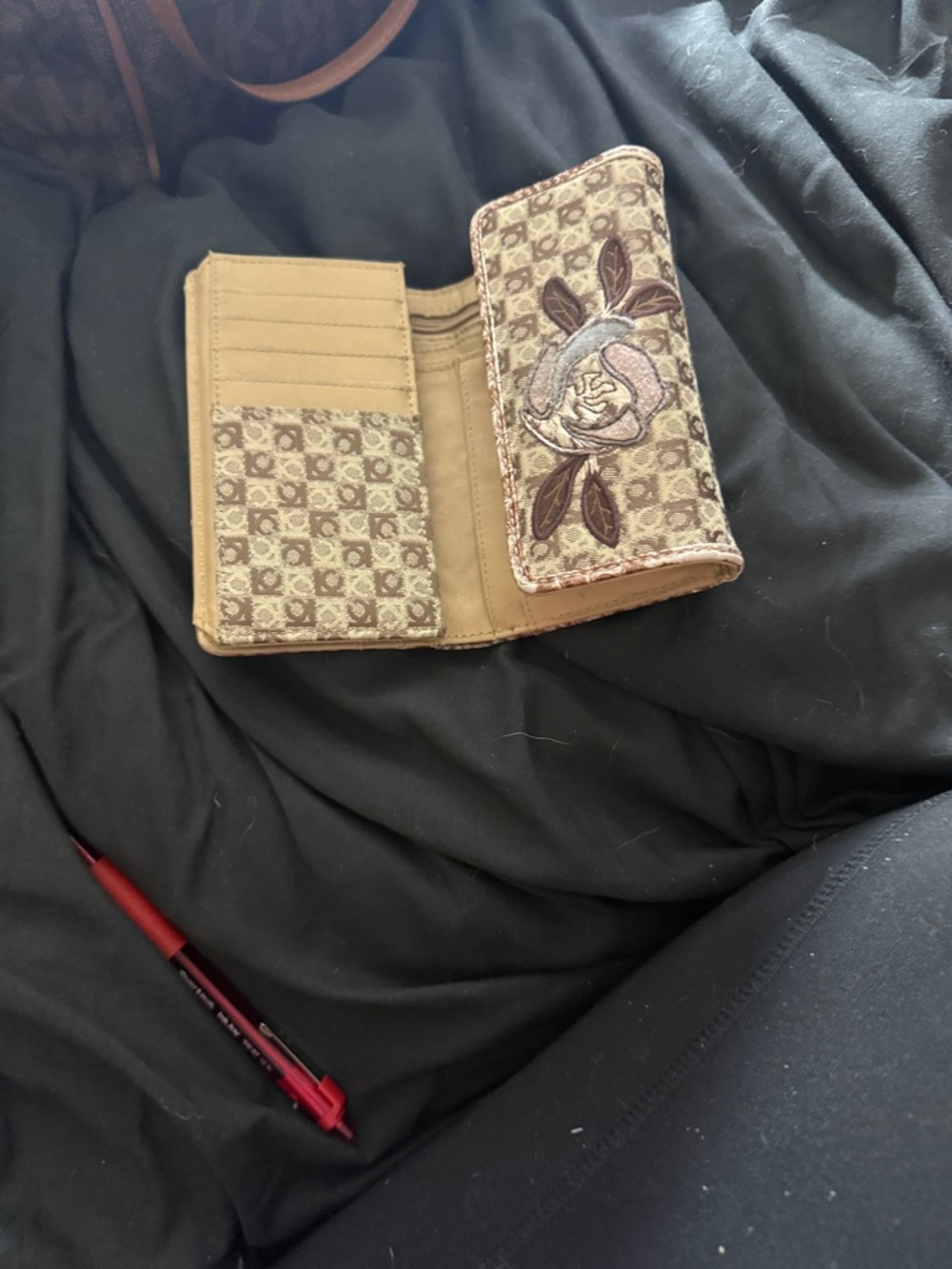 Liz Claiborne Tan Brown Monogram Floral Applique Wallet - Picture 3 of 4